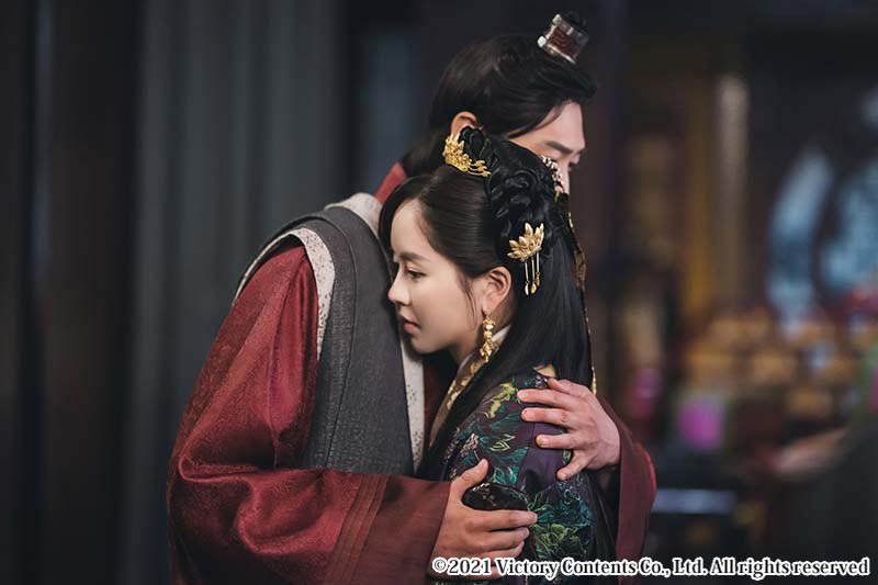 抱きしめ合う男女