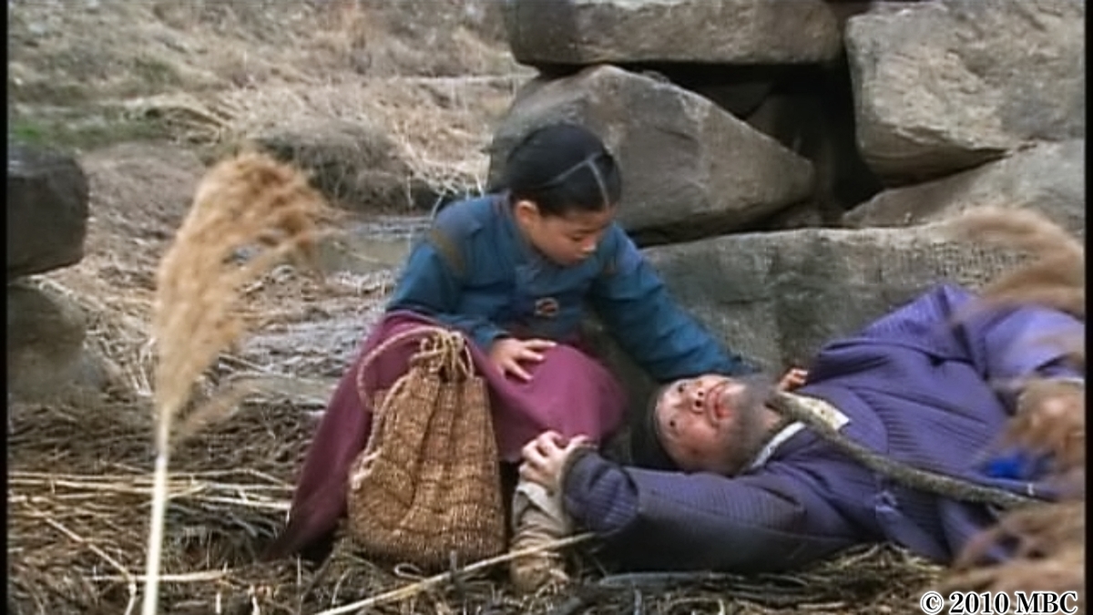 倒れている男性を気遣う女児