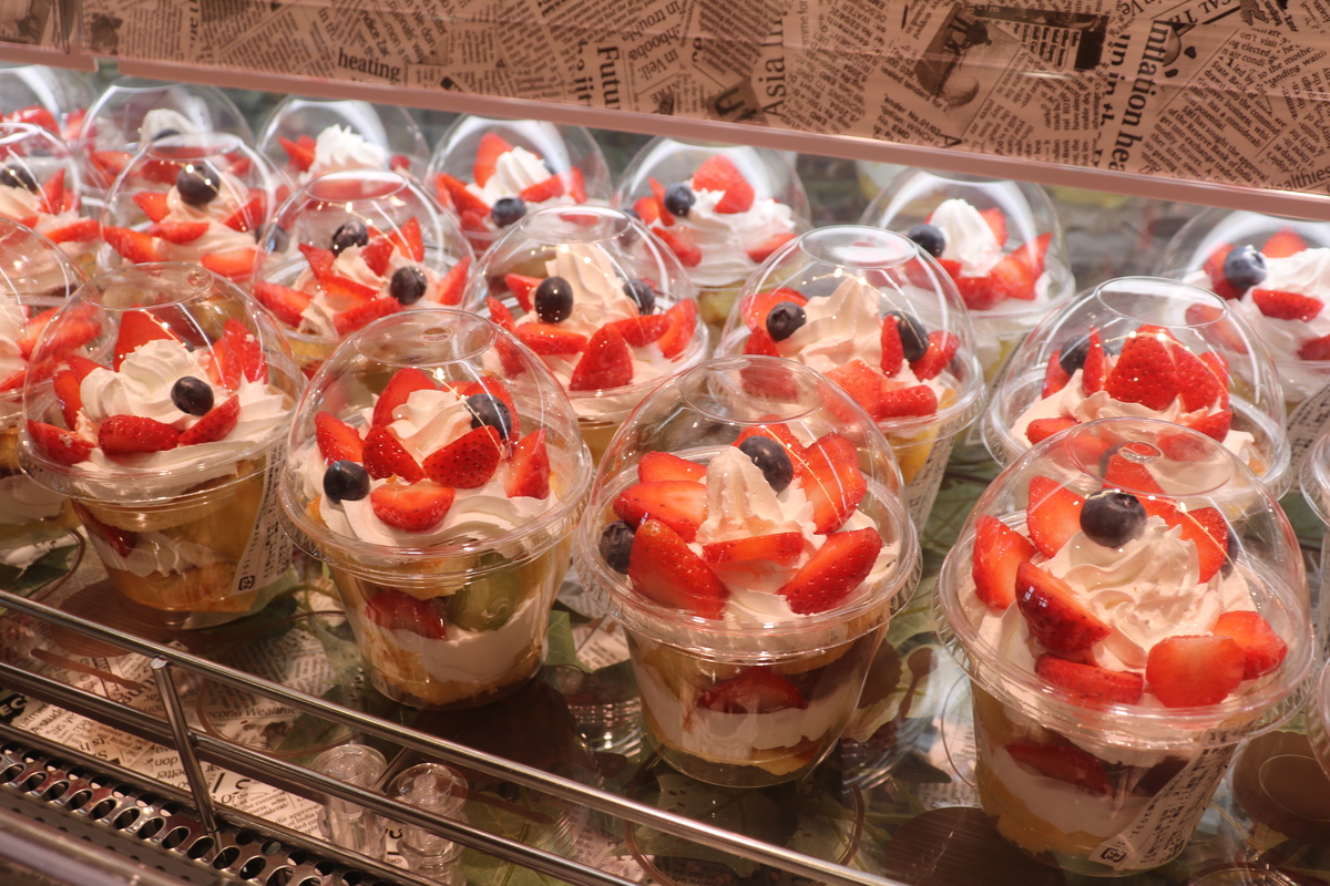 旬のフルーツを使用したパフェ