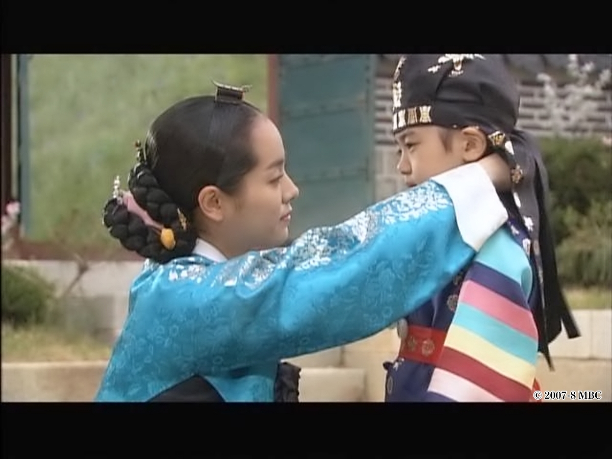 子どもの世話をする女性