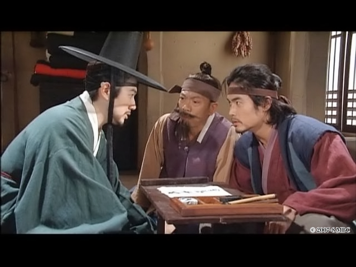 話し合う男性たち