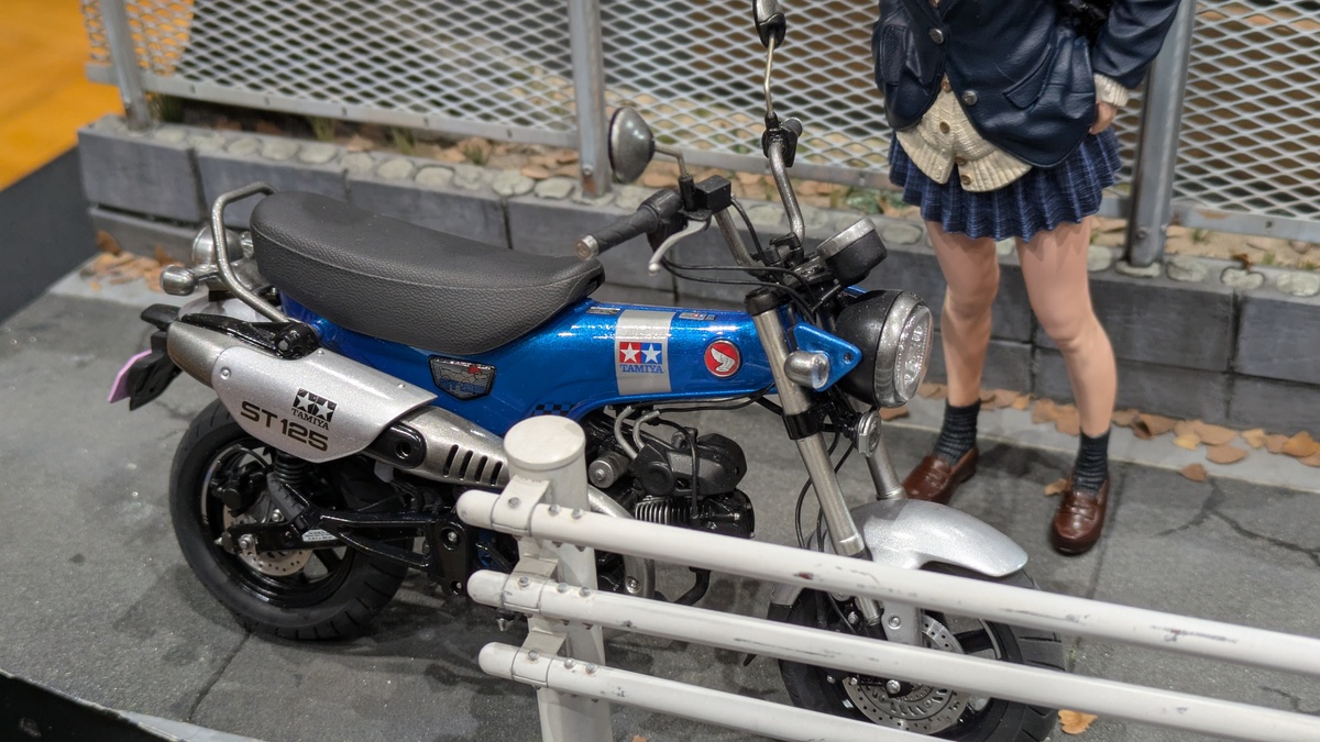 よく見ると、スカートをたくし上げている