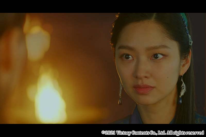 何かを見つめる女性