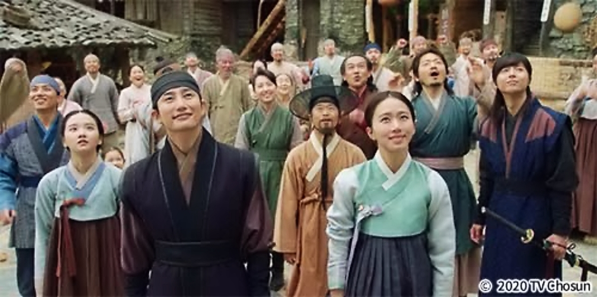 大勢の人々が上を見上げている