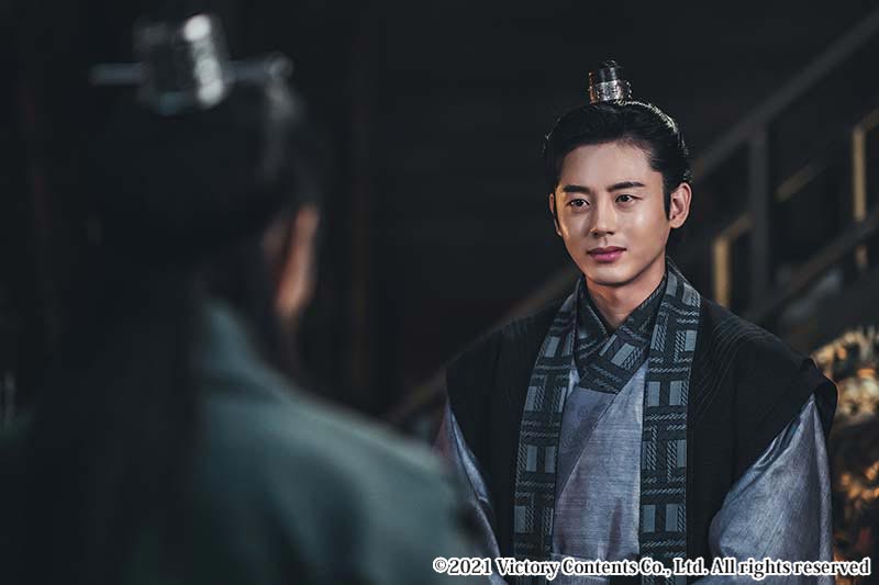 真剣に話をする男性