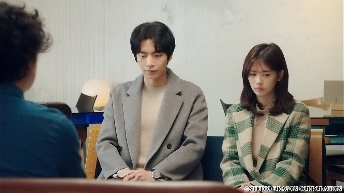 この恋は初めてだから　落ち込んだ顔をした男女