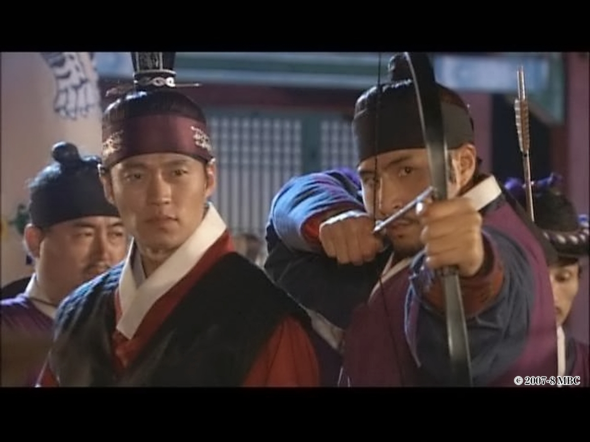 弓矢をかまえている男性