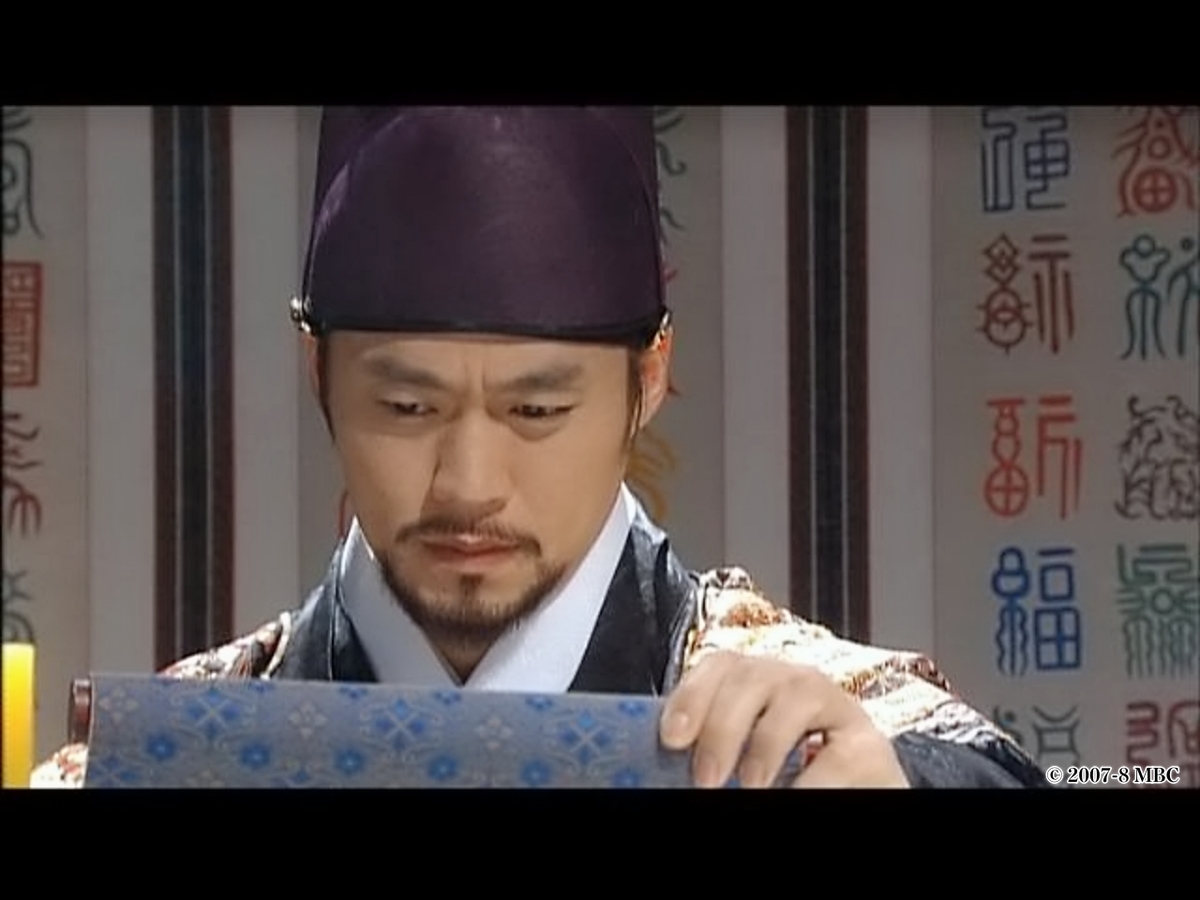 書物を読む男性