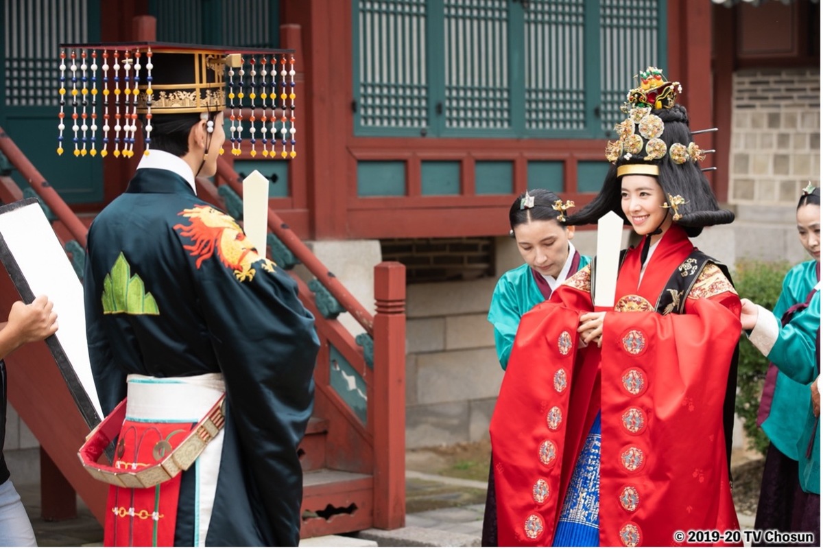 向き合って話す男女の貴族