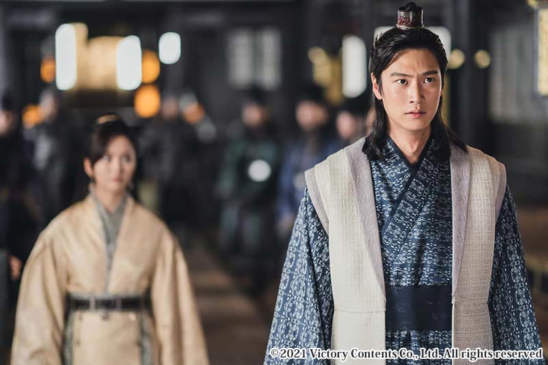 じっと見つめて立っている男性