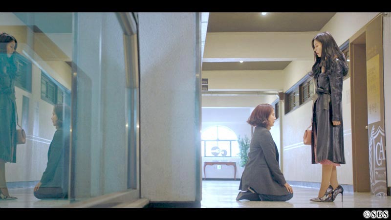 女性の前にひざまずく女性