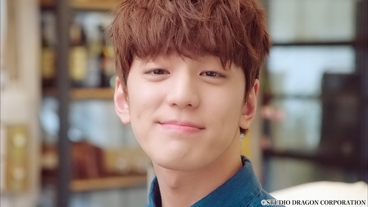 ほほ笑んでいる男性