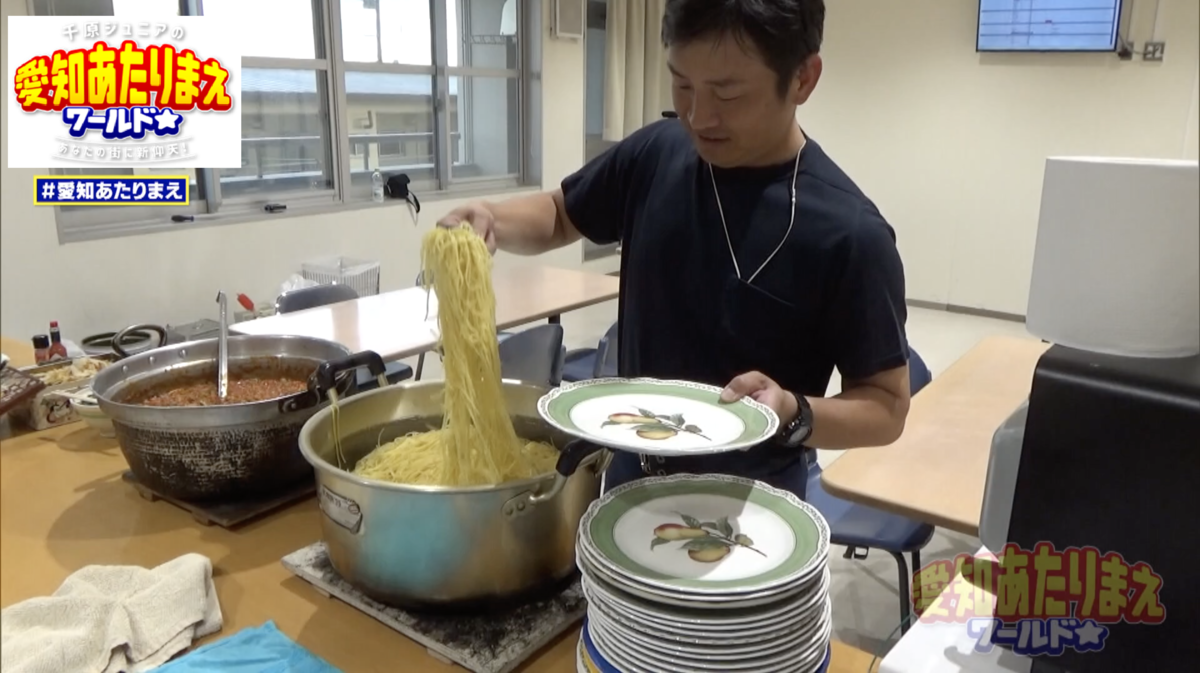 麺を盛る様子