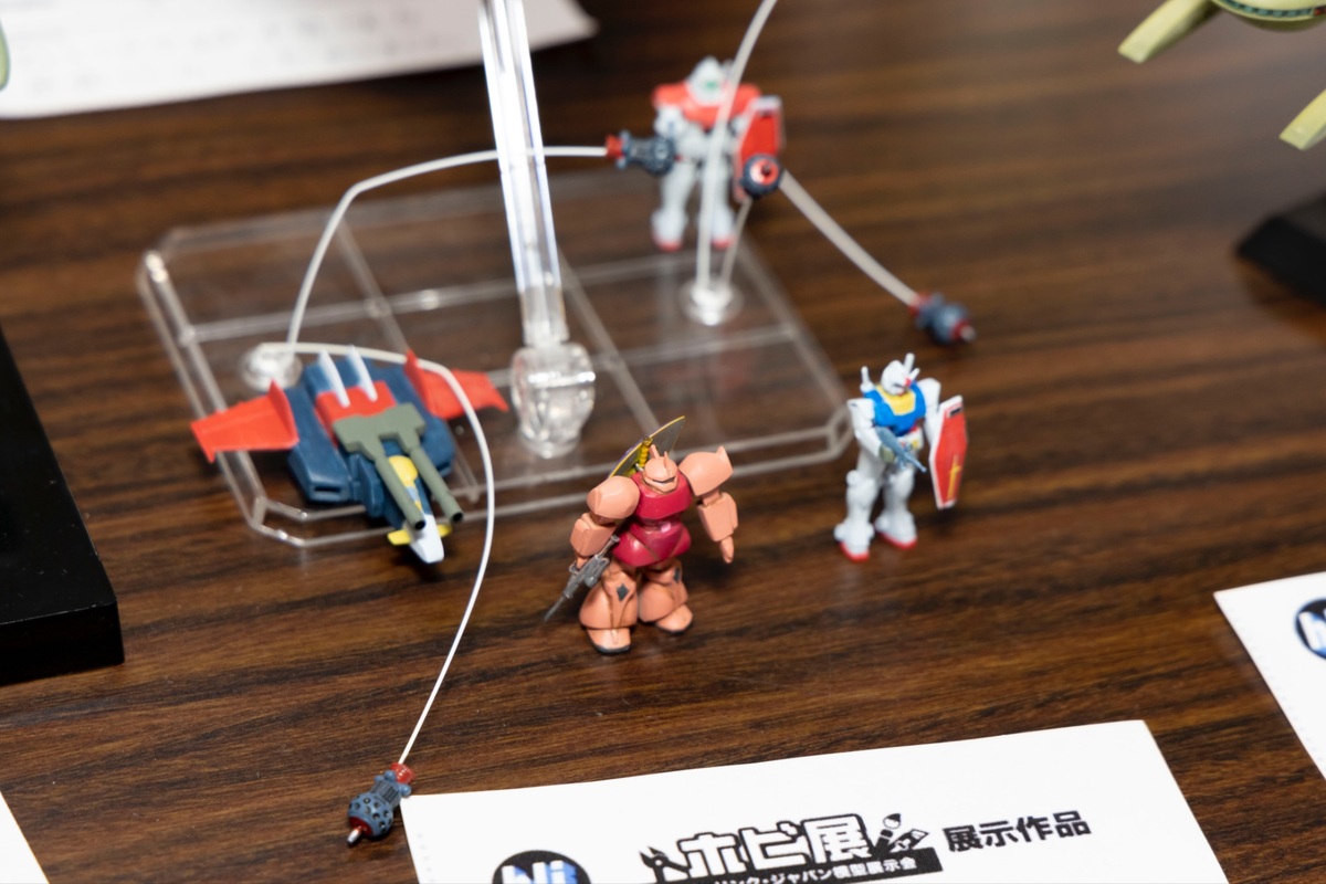 同スケールのガンダム、シャア専用ゲルググ、Gファイター、ジム、ビットの色分けも丁寧