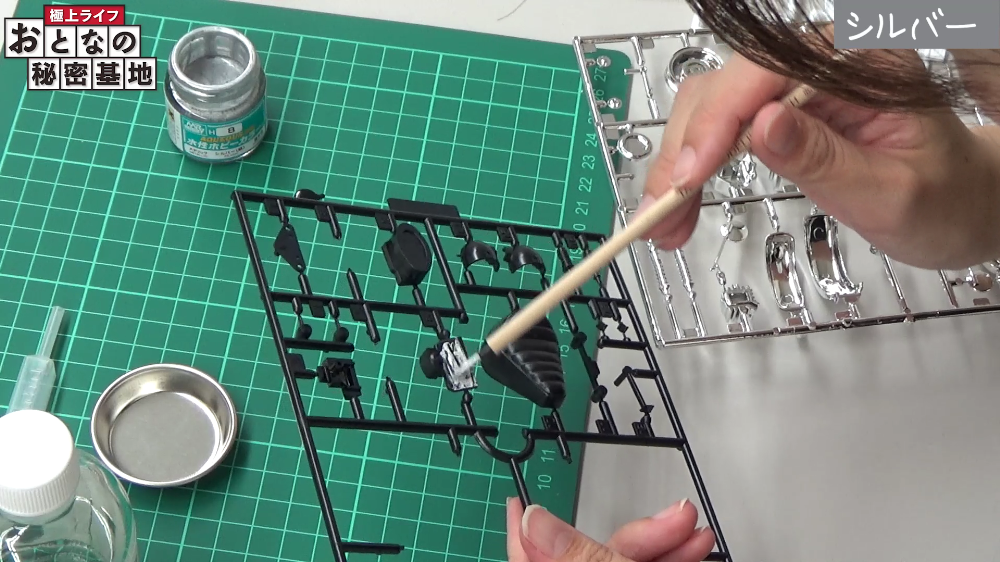 ランナーにつけた状態で塗装することで効率が高まる