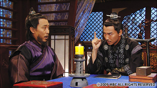 話し合う男性たち