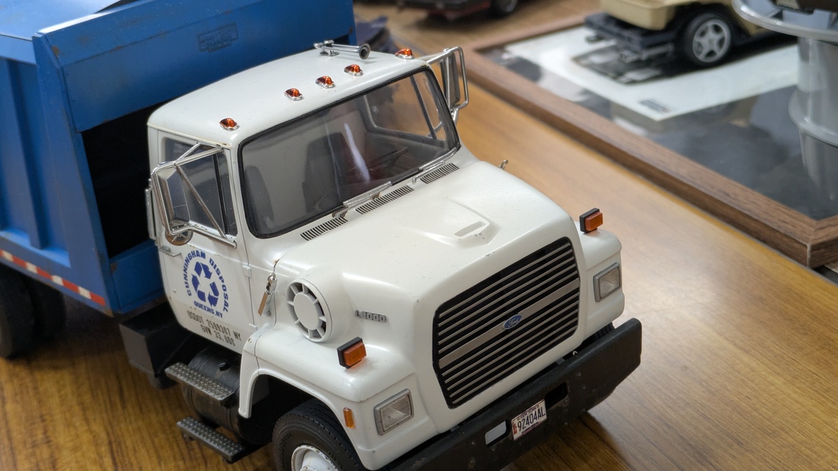 ゴミ収集車の運転席