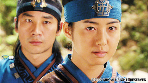 真剣な眼差しの男性たち