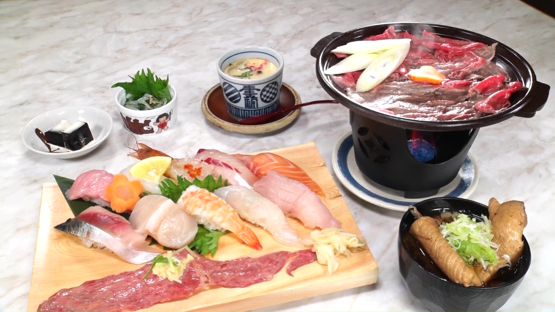 寿司下駄にのった寿司や陶板焼き、茶わん蒸しなど豪華なランチ