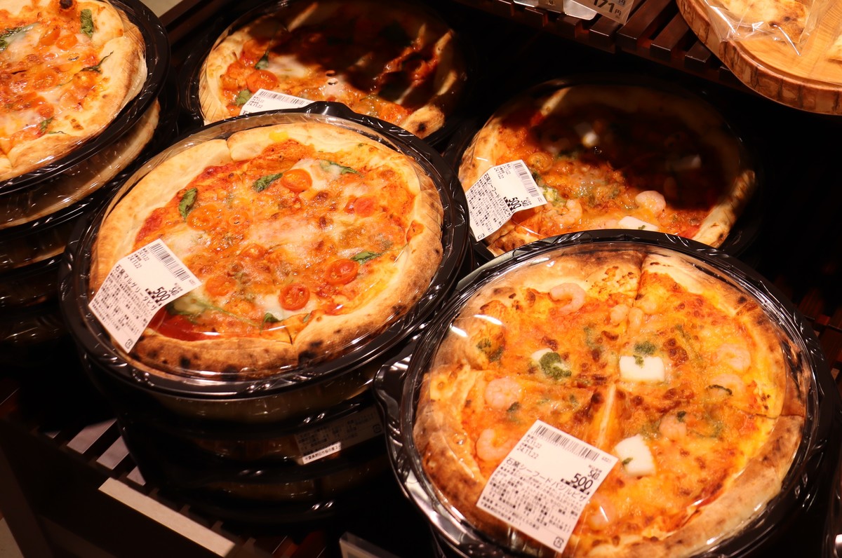 専用の石窯で焼き立てを提供するピザ