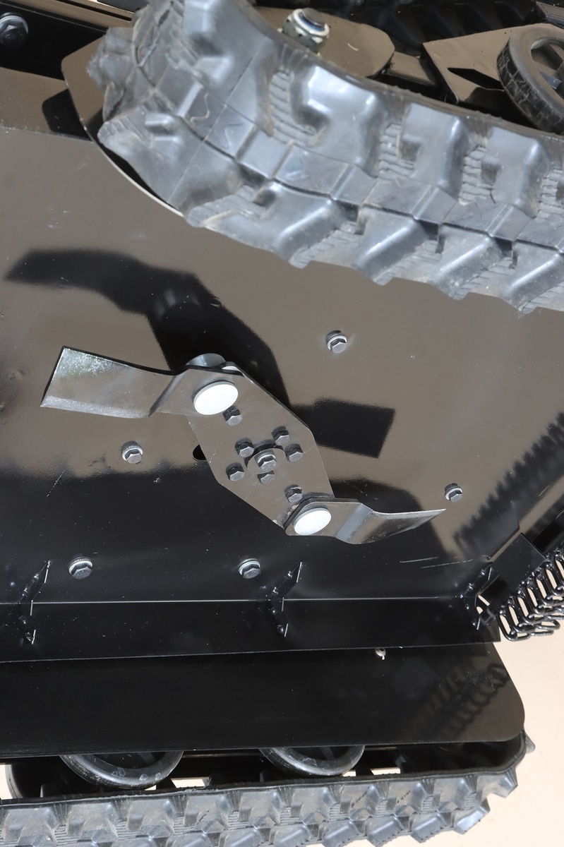 幅が広く厚みのある2枚の刈刃（フリーナイフ）