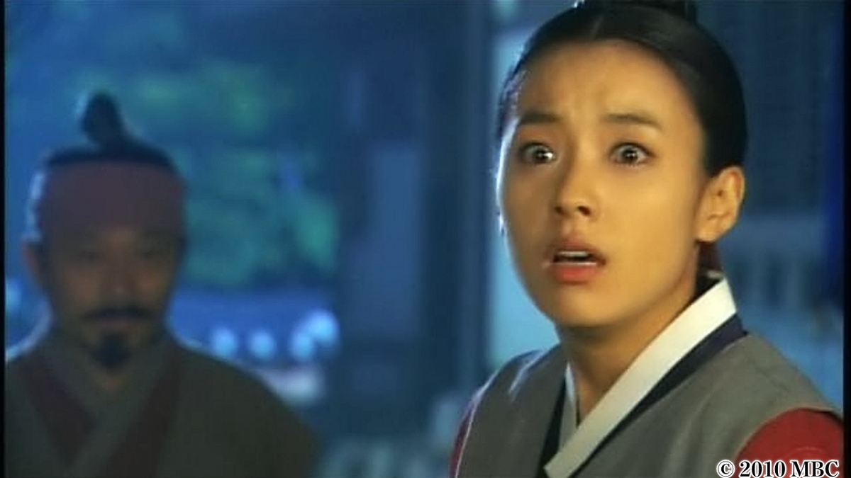 驚いた表情の女性