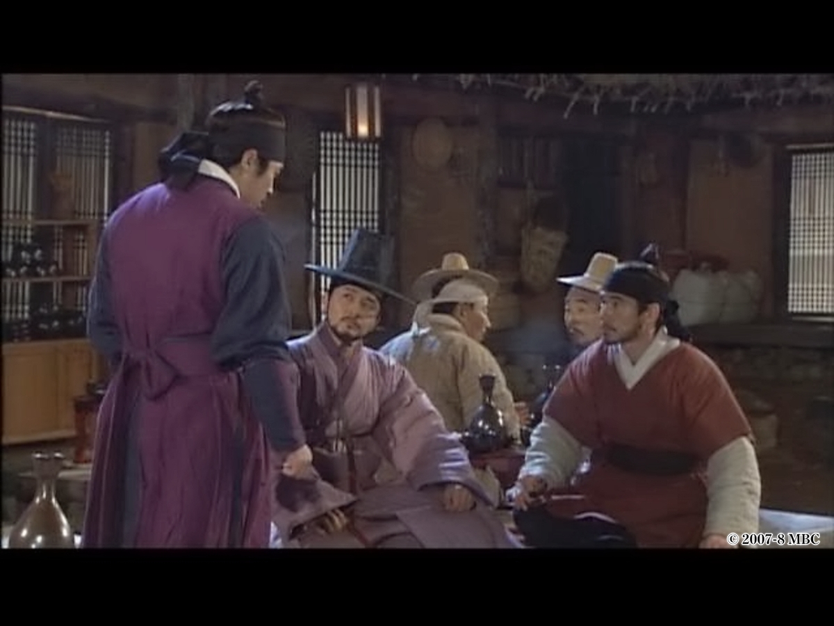 話し合う男性たち