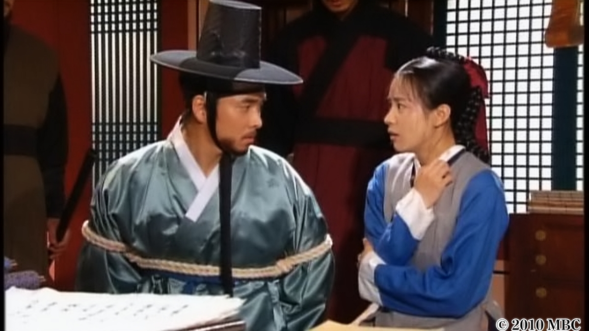 神妙な面持ちで話す男女