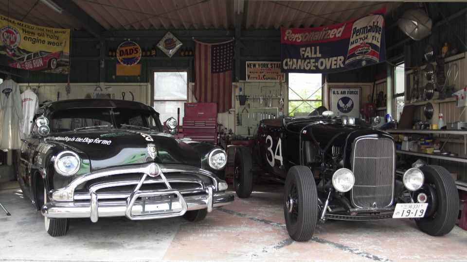 当時のアメリカ車の象徴的存在でもあったハドソン・ホーネット（左）とフォード・モデルA（右）