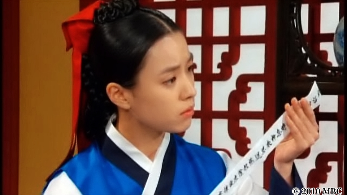 文書を読む女性