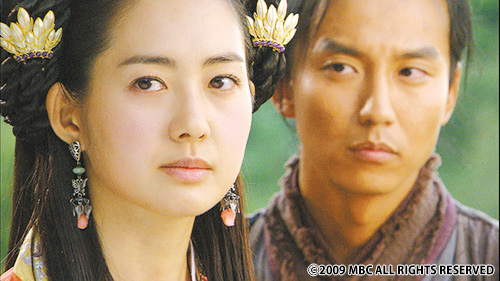 女性を見つめる男性