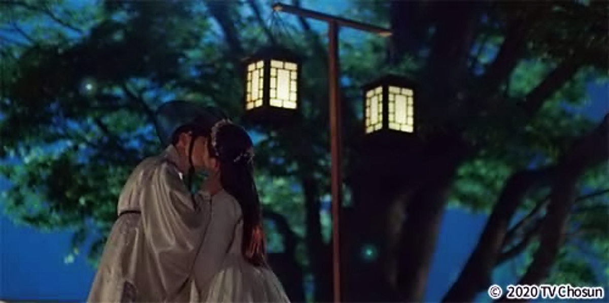 口づけを交わす男女