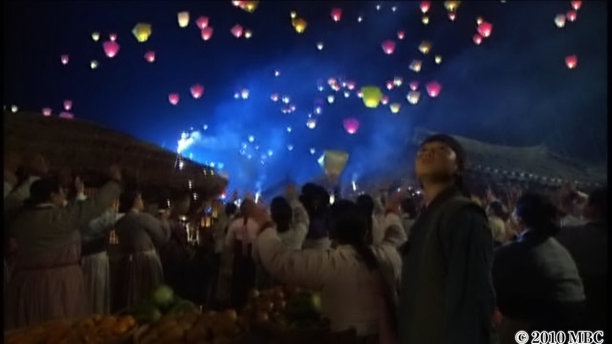 ランタンが夜空に打ちあがる