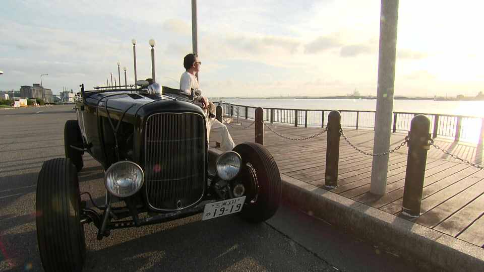 愛車の散歩を終えて海を眺めながら、ぜいたくなひとときを満喫