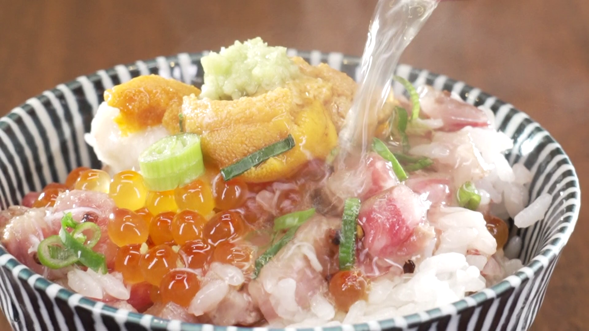 贅沢ひつまぶしに、すっぽんのだしをかける様子