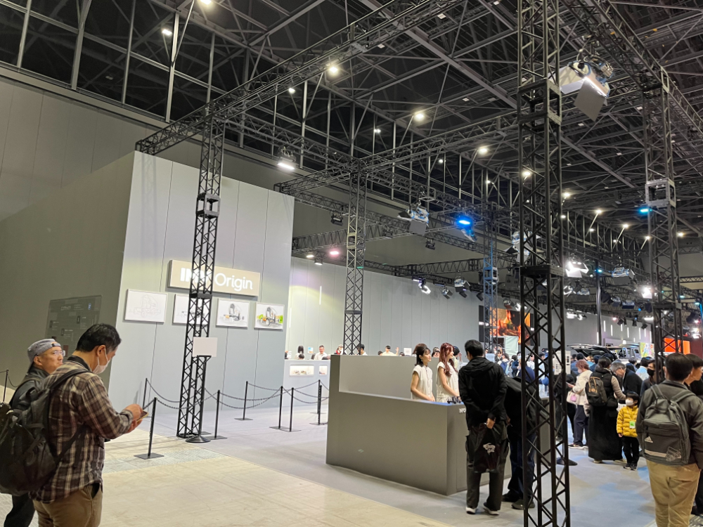 トヨタのブースでは新型モデルやコンセプトモデル以外にも工作体験コーナーもあり、家族連れも楽しんで参加していた