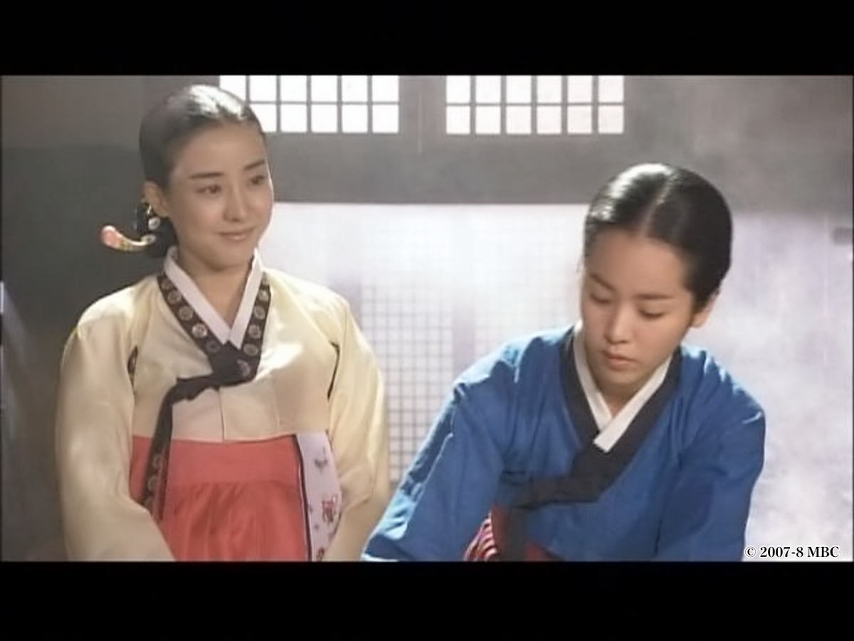 微笑み見守る女性