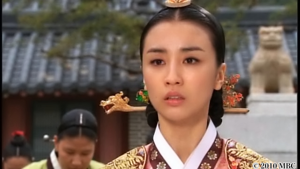 何かを見つめる女性