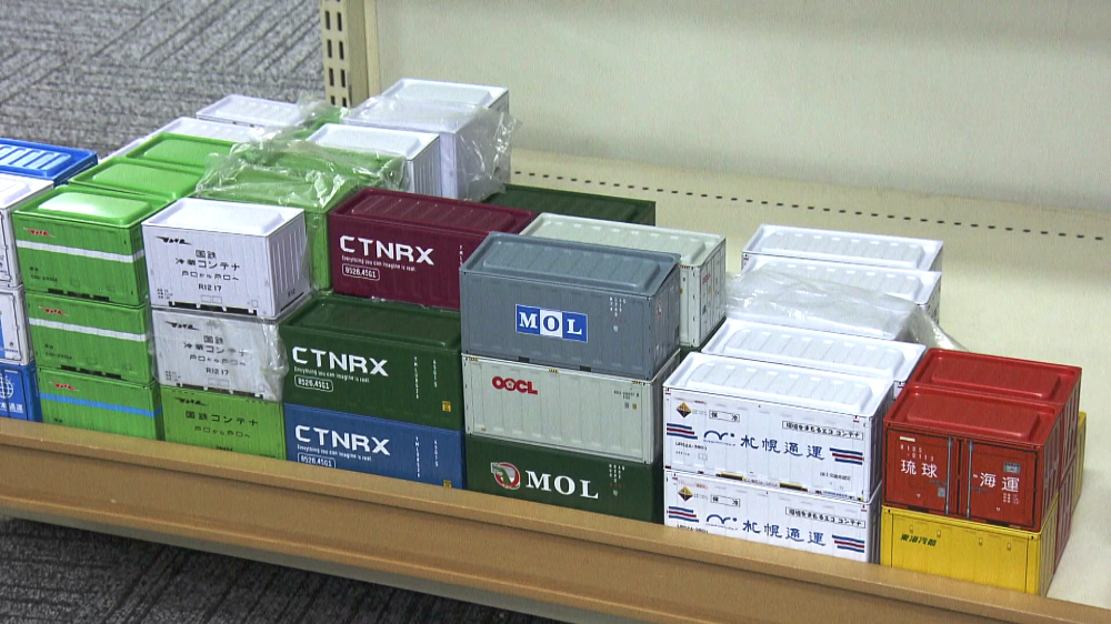 精巧に作られたコンテナ群