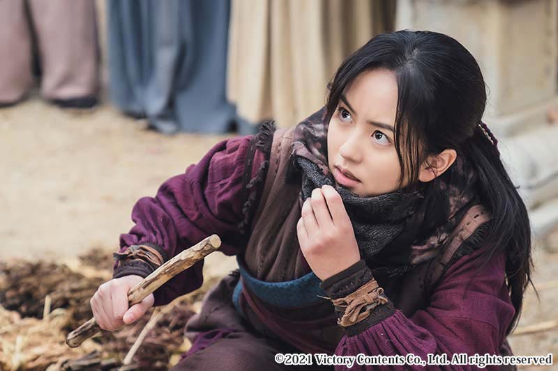 木の棒を持った女性