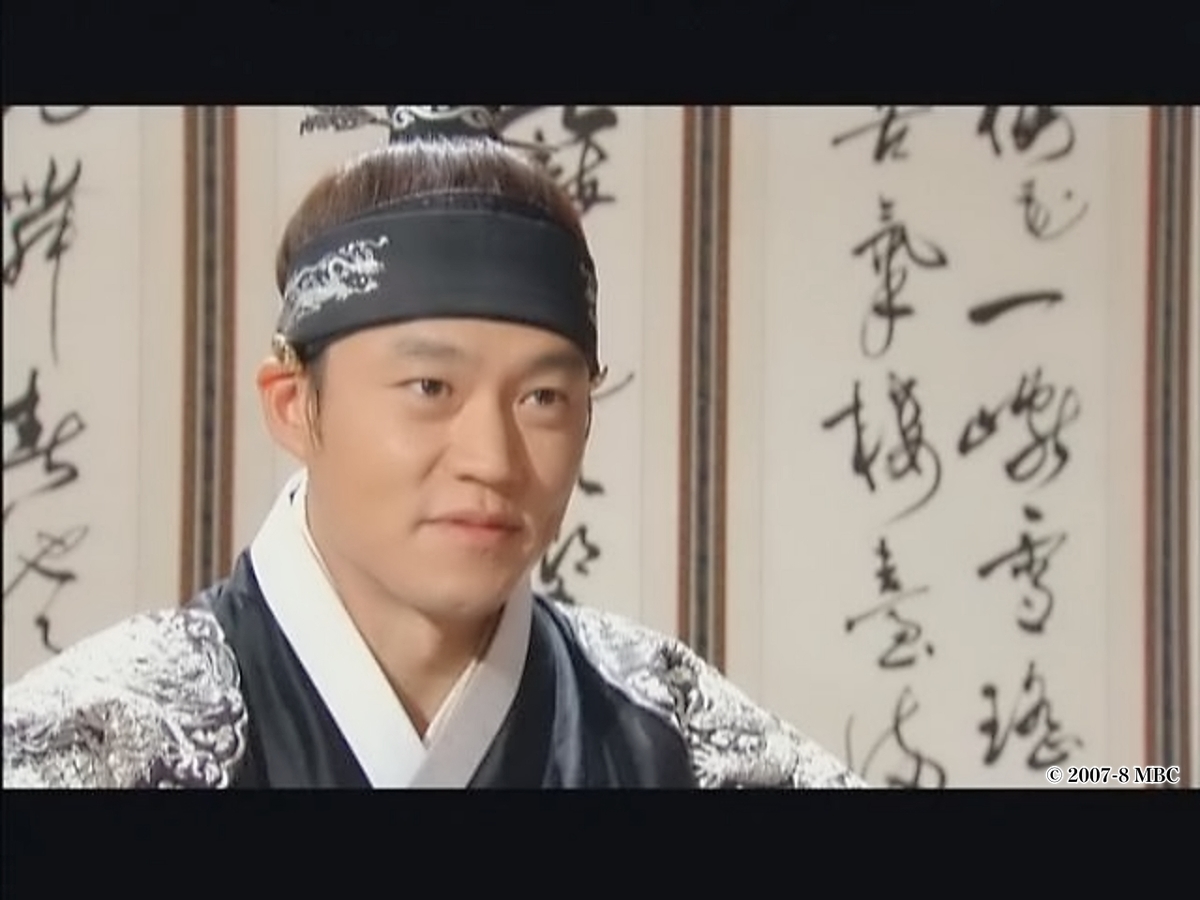 微笑んでいる男性