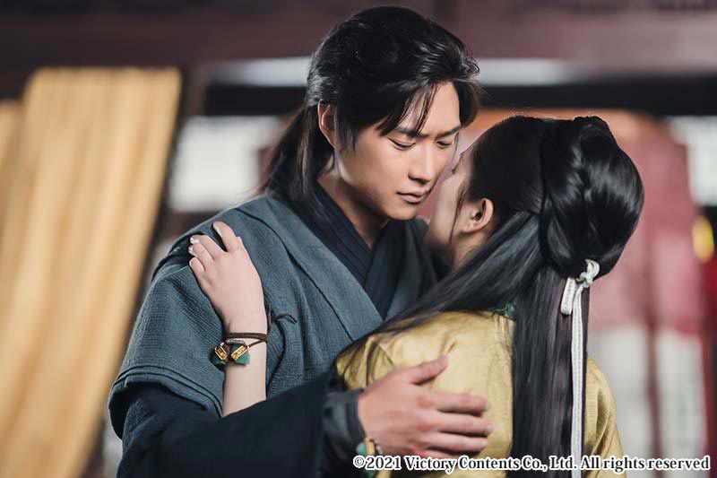 口づけをかわそうとする男女