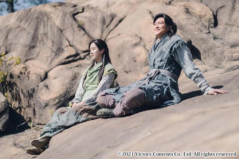 座って話す男女