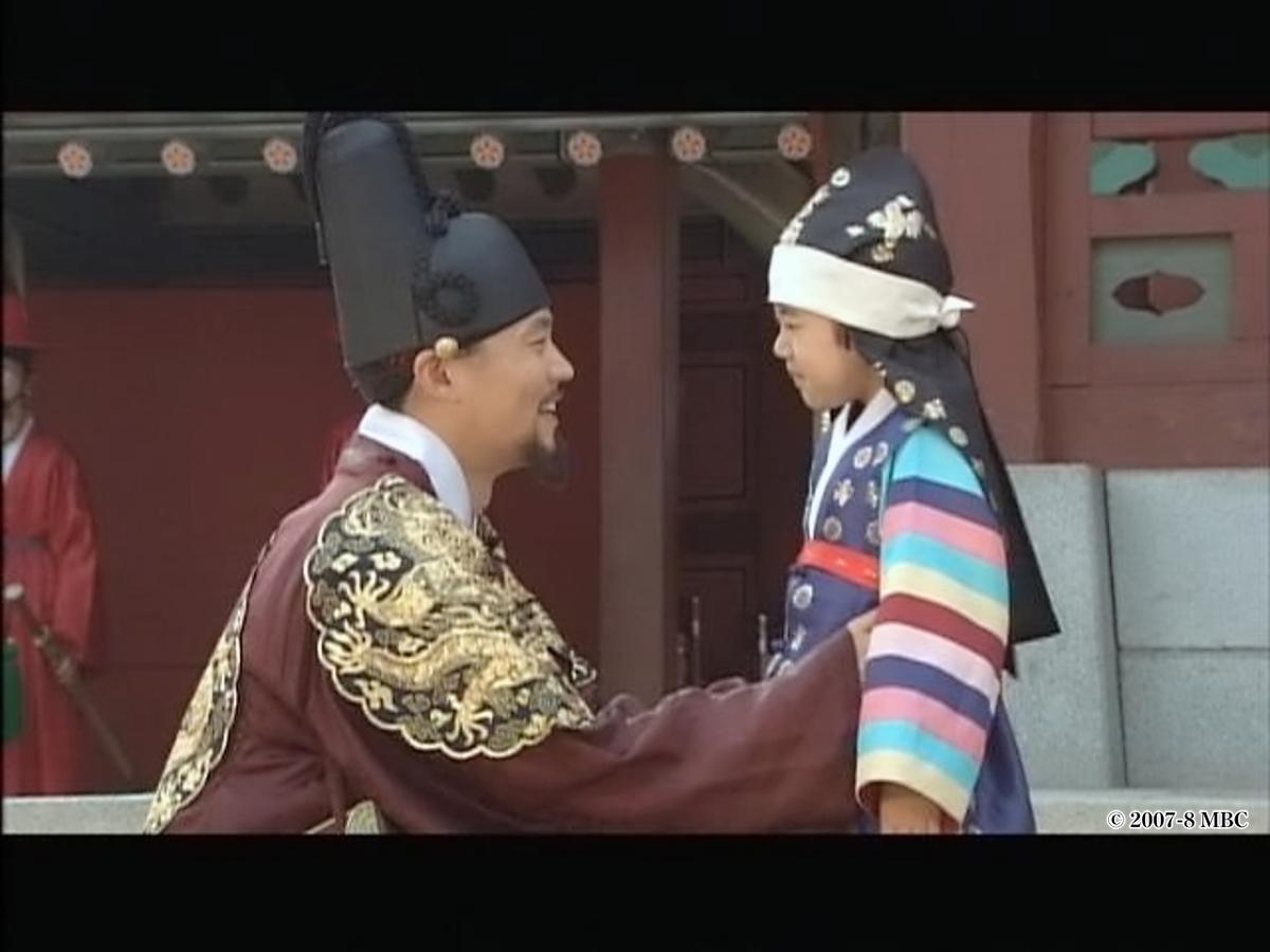 子どもに話かける男性