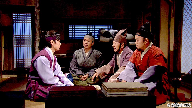 話し合う4人の男性