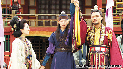 手を挙げる男性