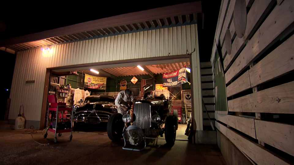 昼とは別の顔をみせる夜のガレージ