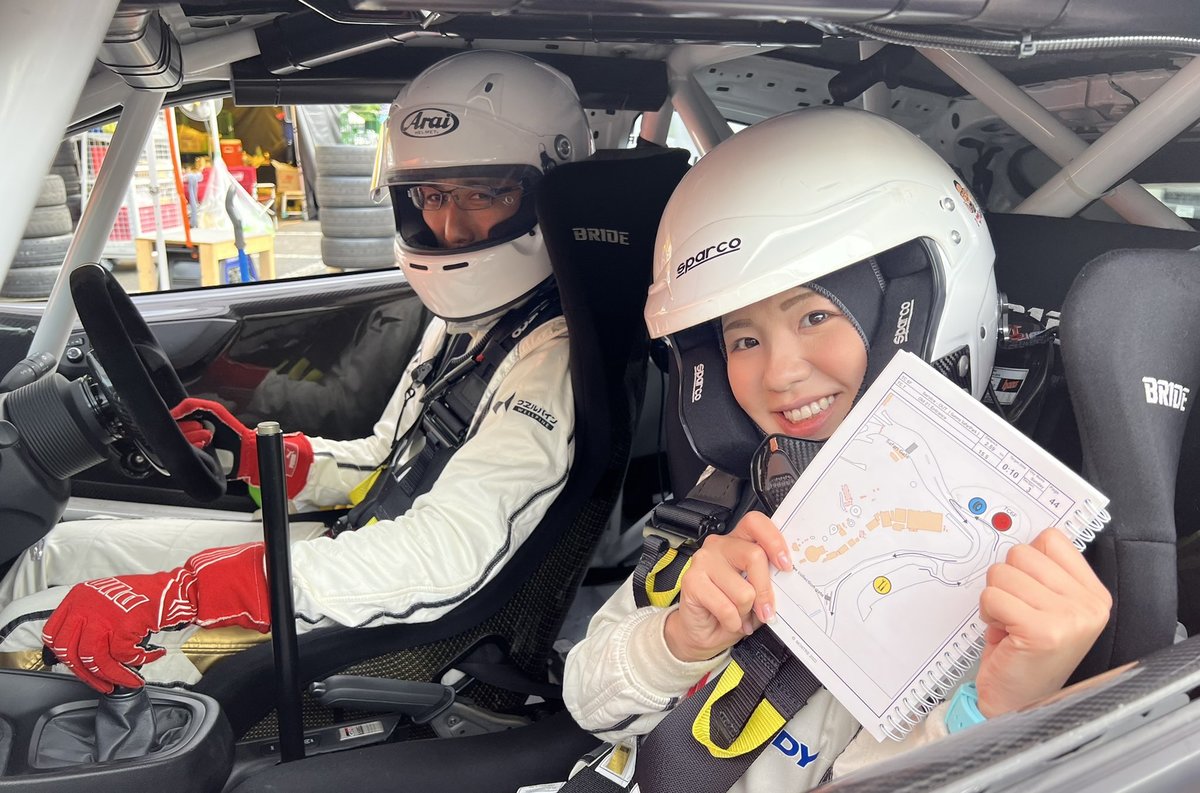 ヘルメットをかぶった男性と女性が車に乗る