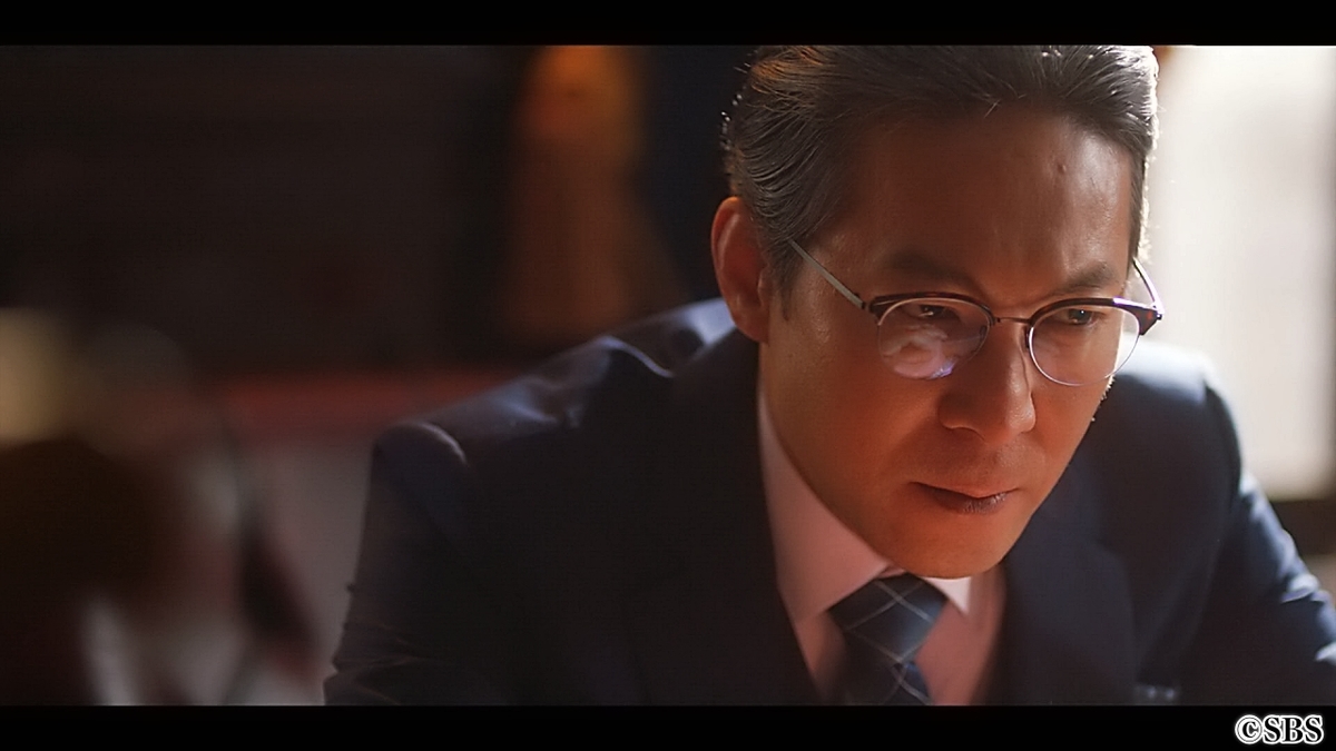 メガネの男性が何かを考えている