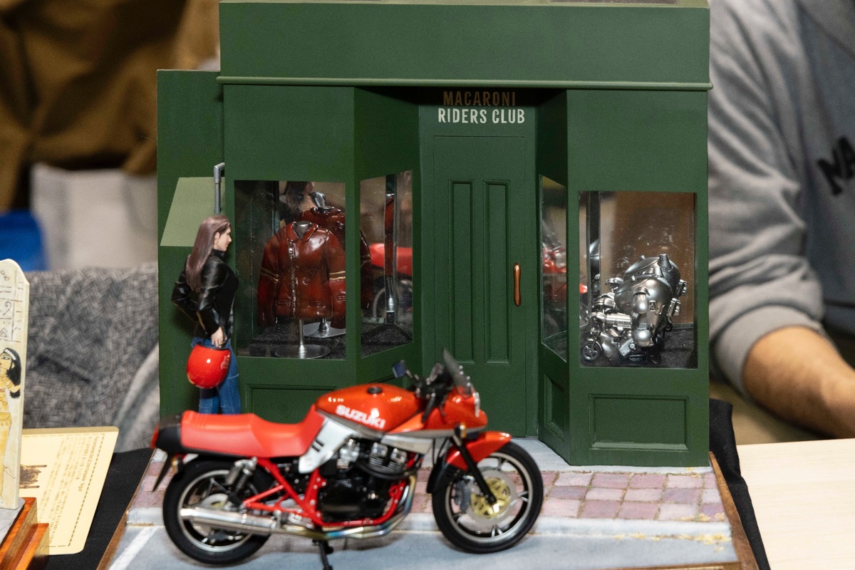 バイクを停車して、女性がディスプレイを眺める様子